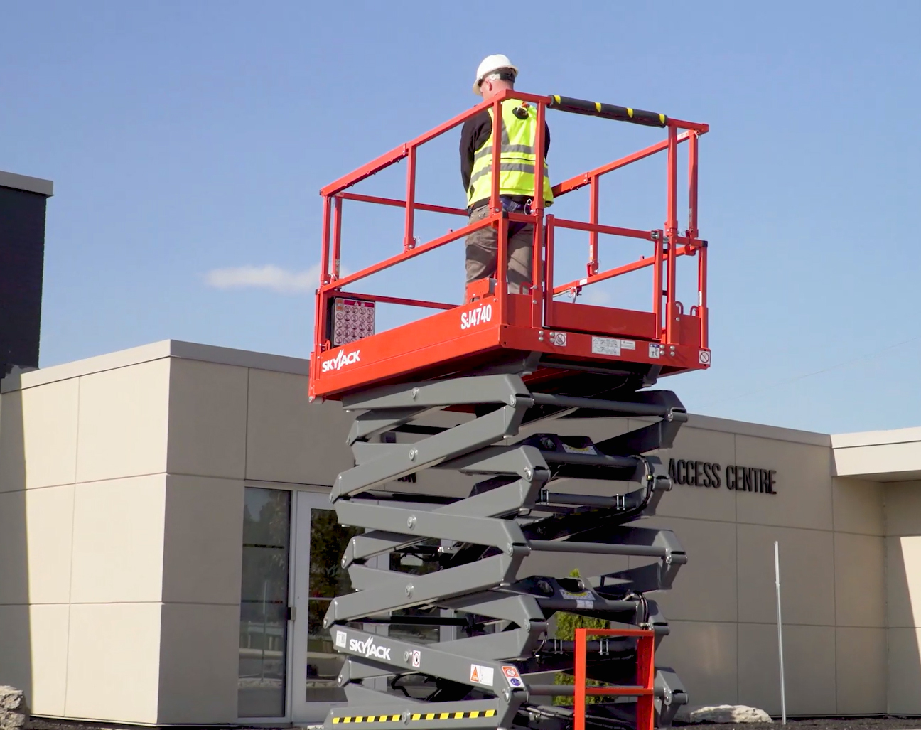 SJ4740 machine lifting a worker